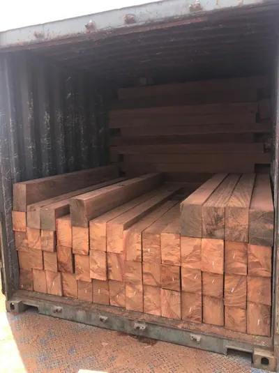 Sawn timber loaded lengthwise in a container